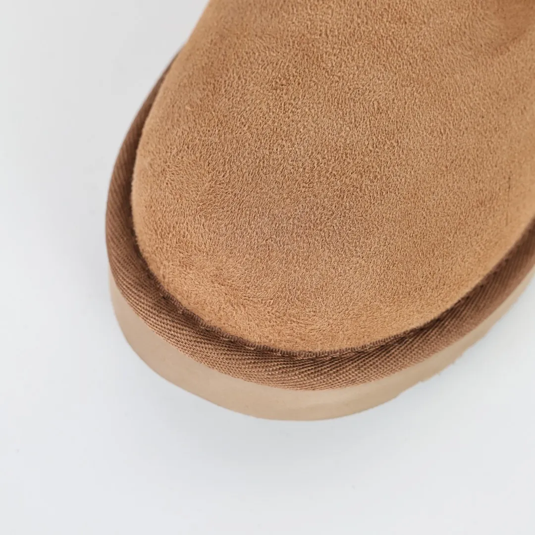 Pick up locally 💰520, core recommendation, good price, UGG Classic Mini mid-tube series, Xiaohongshu hot model, Henan Longfeng leather production, sheepskin and wool integration, top quality in the market, 2-3 cm cashmere insole, keeping warm in winter, suitable for home use. In the new year, uug launched a style series, which is partially biased towards the preferences of young consumers, and has also been at the forefront of fashion trends. Shoe body material, water-repellent coated suede upper 17mm UGGPURE™ implanted wool insole Lightweight non-slip comfortable rubber outsole With brand LOGO Trademark Comes with full packaging Size: 35 36 37 38 39 40